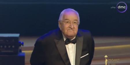 محمد عبد العزيز أثناء تكريمه في افتتاح مهرجان القاهرة السينمائي: أنا بعيش لحظة مهمة هفضل فاكرها طول العمر - المصدر 7