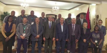 بالصور.. سفير مصر يستقبل فرقة «أناكوندا» المسرحية بمقر السفارة في نيروبي - المصدر 7