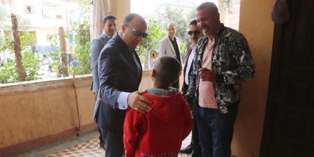 محافظ كفرالشيخ يستجيب لمواطن ويزور والده المريض في منزله بدسوق - المصدر 7