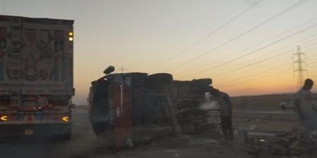 يزن 6 أطنان.. انقلاب سيارة نقل محملة بصندوق حديد بالقليوبية - المصدر 7