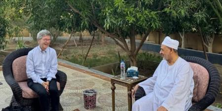 شيخ الأزهر يستقبل المفكر العالمي جيفري ساكس بمنزله في الأقصر - المصدر 7
