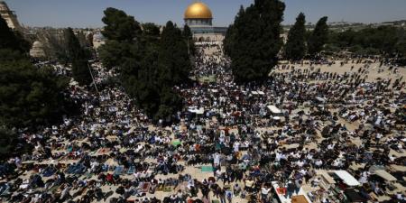 أكثر من 70 ألف مصل يؤدون صلاة الجمعة وصلاة الغائب في المسجد الأقصى - المصدر 7