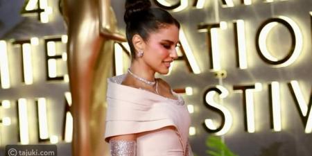 افتتاح مهرجان القاهرة يحتفي بجمال وأناقة درة زروق - المصدر 7