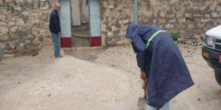 منسوب الأمطار يرتفع ويغمر منزلاً في ملكا .. وبلدية خالد بن الوليد تتعامل بسرعة - المصدر 7