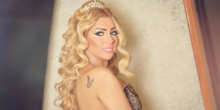 سارة خليفة تنهار باكية داخل قفص المحكمة وأحد أفراد أسرتها يحاول تهدئتها - المصدر 7