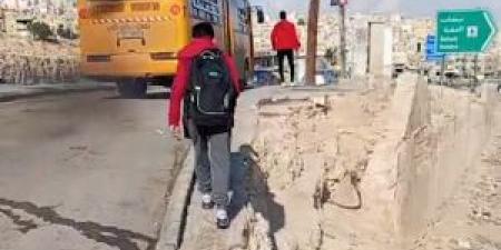 "رصيف" مُنهار يُهدد أرواح طلاب المدارس في الرصيفة .. ومناشدات لم تجد استجابة منذ عام ونصف (فيديو) - المصدر 7