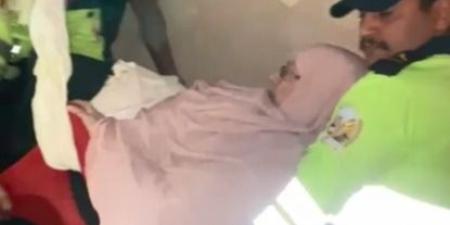 أمن القاهرة يستجيب لاستغاثة مسنة وينقلها إلى المستشفى| صور - المصدر 7