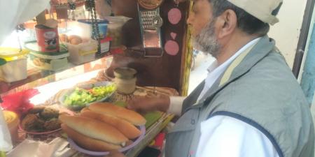 حكاية عم «عبدالمنعم» الستيني بائع السندوتشات في الزقازيق: 45 عاما من العمل والكفاح - المصدر 7