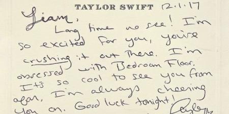 رسالة بخط يد تايلور سويفت للراحل ليام باين تُعرض في مزاد بسعر قياسي - المصدر 7