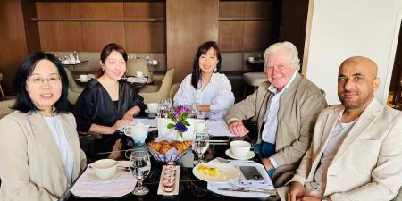 حسين فهمي يستقبل الوفد الصينى ويهديهم هدايا تذكارية من مهرجان القاهرة - المصدر 7