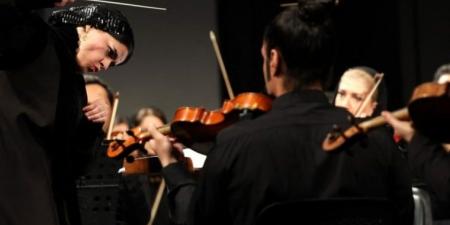 بانيذ فريوسفي.. أول قائدة أوركسترا إيرانية تدخل التاريخ وتصبح رمزاً للشابات الطامحات - المصدر 7