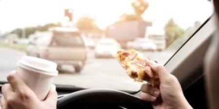 هل الأكل والشرب بالسيارة يعد مخالفة؟ - المصدر 7
