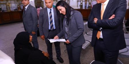 وزيرة التضامن تتفقد سير العمل ببنك ناصر..وتوجه بتقديم أفضل الخدمات للمواطنين - المصدر 7