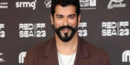 بوراك أوزجيفيت يستعد لعرض مسرحي منفرد للمرة الأولى.. "أجمل فتاة في إسطنبول" قريبًا على الخشبة - المصدر 7