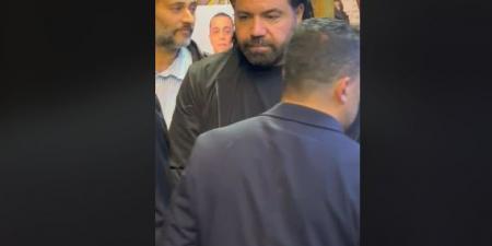 مشهد غير متوقع داخل العزاء.. خالد الغندور يتجاهل مصافحة مدحت عبد الهادي في عزاء الراحل محمد صبري - المصدر 7