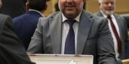 لماذا وزع النائب الرقب الحلوى تحت قبة البرلمان؟ .. صور و فيديو - المصدر 7