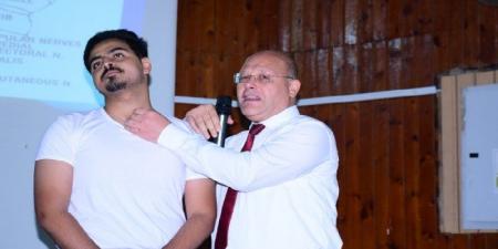 رئيس جامعة سوهاج يلقي محاضرة لطلاب كلية الطب عن شلل الضفيرة العصبية الولادي - المصدر 7