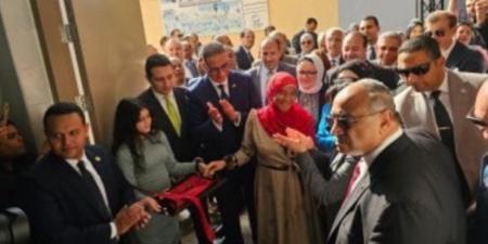 وزيرة التضامن تفوض عاملة بمصنع غزل الفيوم لقص شريط افتتاح مجمع وحدات - المصدر 7