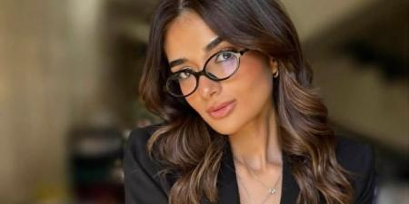 خصلات شعر بني فاتح تكمل أناقة ملك زاهر بالنظارة الطبية - المصدر 7