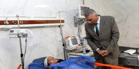 محافظ أسوان يزور طالبة مصابة فى حادث أتوبيس ويؤكد تسخير كل الإمكانيات لعلاج المصابين - المصدر 7