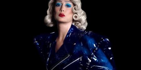 غادة عبد الرازق: مكياج عيون أزرق جريء، وشعر أشقر - المصدر 7