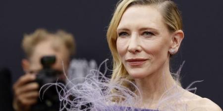 كيف نسقت كيت بلانشيت إطلالتها بالريش مع المكياج الوردي؟ - المصدر 7