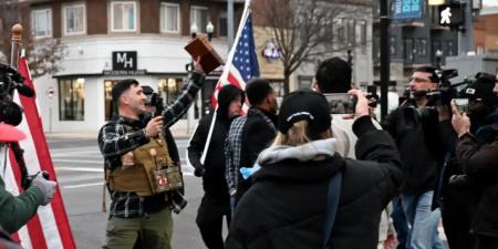 بعد محاولة إحراق القرآن.. المسلمون يردون برسالة سلام: "ديربورن للجميع" - المصدر 7