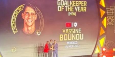 الحضرى يسلم ياسين بونو جائزة أفضل حارس فى أفريقيا 2025 ضمن جوائز الكاف - المصدر 7