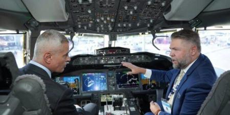رئيس مصر للطيران يتفقد طائرة «Boeing 777X» أثناء مشاركتها في العرض الثابت بمعرض دبي للطيران 2025 - المصدر 7