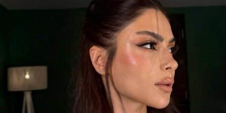 هدى المفتي توازن سحر الأبيض والأسود بشعر نصف رفعة جذاب - المصدر 7