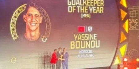 الحضرى يسلم ياسين بونو جائزة أفضل حارس فى أفريقيا 2025 - المصدر 7
