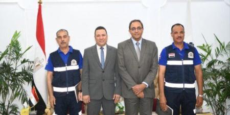 محافظ قنا يكرّم مسعفا وسائقا أعادا مبلغا ماليًا كبيرًا وهاتف لصاحبهما - المصدر 7