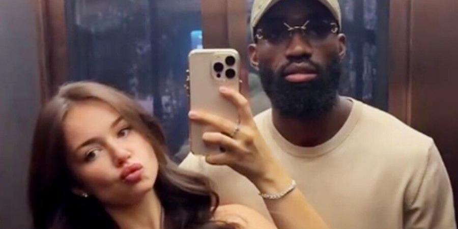 نغاماليو وصديقته السابقة في قلب فضيحة ووكيل أعماله يرد - المصدر 7