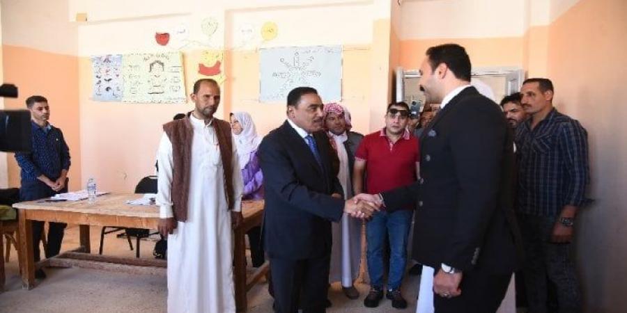 محافظ مطروح يتفقد مستشفى العلمين واللجان الانتخابية في جولة ميدانية شاملة - المصدر 7