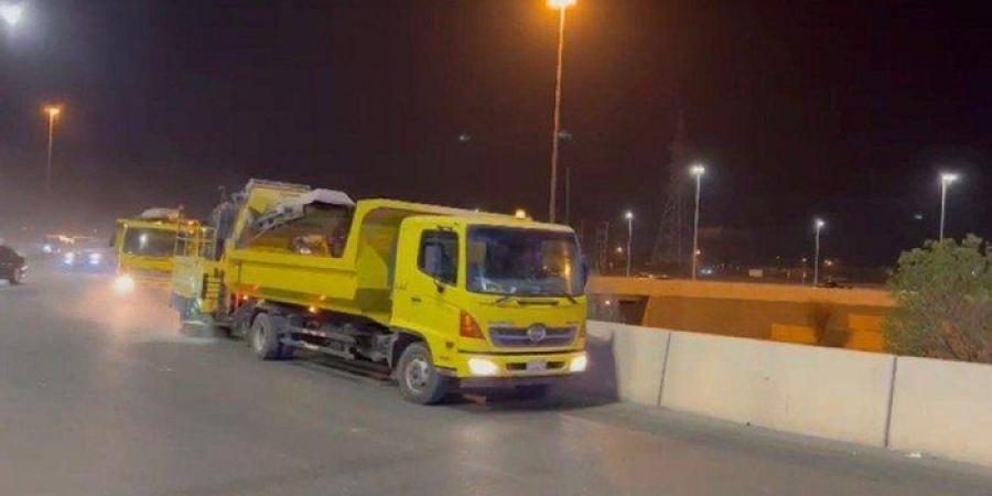 «البلدية»: تنظيف الخطوط السريعة في محافظة الجهراء من الرمال والمخلفات - المصدر 7