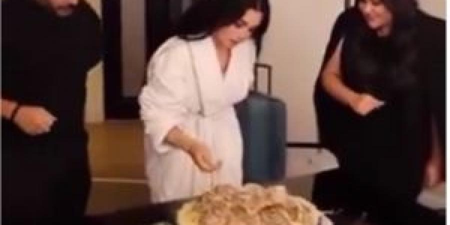 بالفيديو .. هيفاء وهبي تأكل المنسف الأردني بيدها لأول مرة بعد حفلها في عمان - المصدر 7