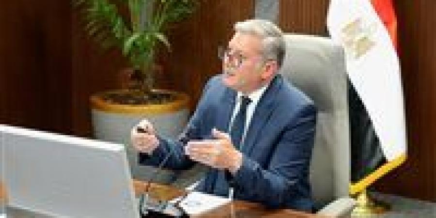 تكليفات عاجلة من وزير البترول لضمان حصول عمالة المقاول علي مستحقاتهم وتطبيق الحد الأدنى للأجور - المصدر 7