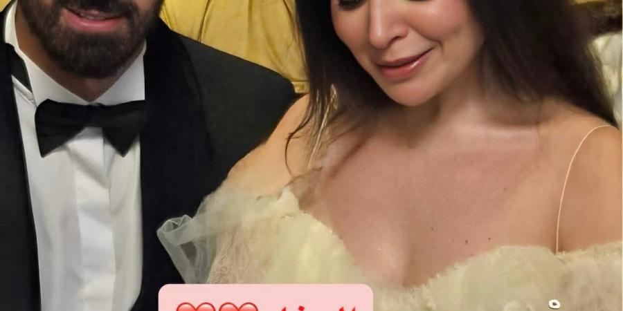 كان نفسها تكون موجودة معاها.. مي عز الدين تحمل صورة والدتها بعقد قرانها - المصدر 7