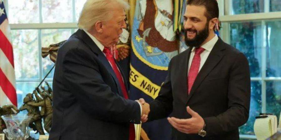 شاهد | بالفيديو.. هدية غامضة من ترامب للشرع تثير جدلًا واسعًا - المصدر 7