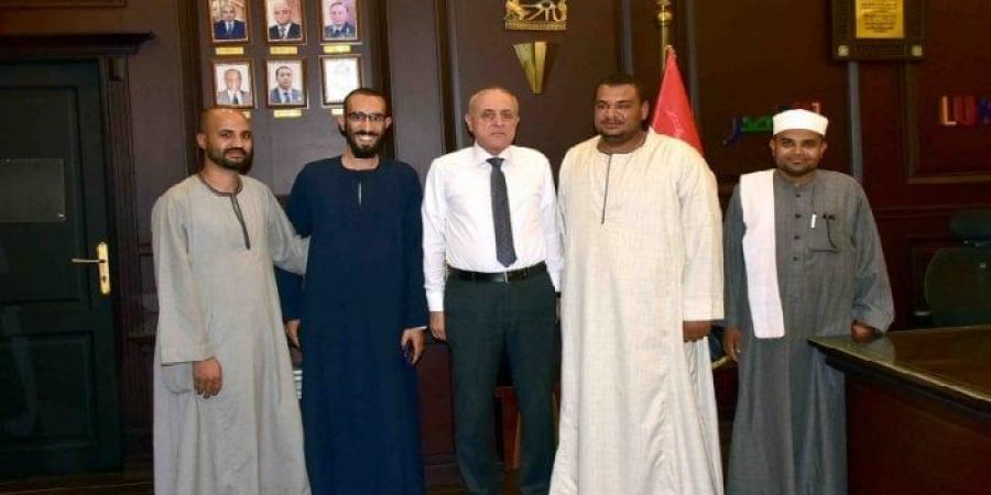 محافظ الأقصر يستقبل عددًا من المواطنين للاستماع إلى مطالبهم وحل مشكلاتهم الخدمية - المصدر 7