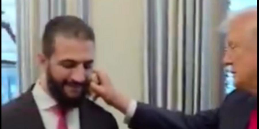 الرئيس ترامب يمازح الشرع ويقدم له عطرا هدية (فيديو) - المصدر 7