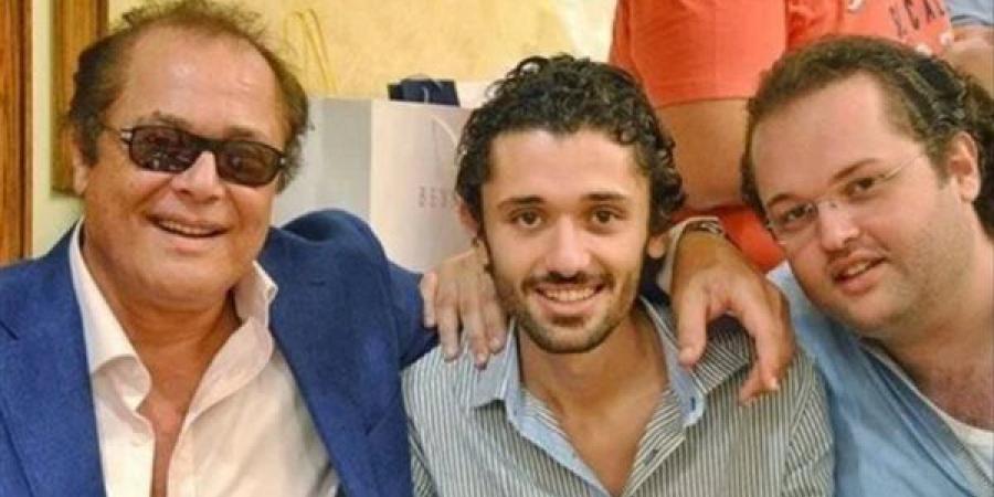 كل واحد عنده عربيته.. هل ساعد محمود عبد العزيز أبناءه في دخول الوسط؟.. الساحر يجيب - المصدر 7