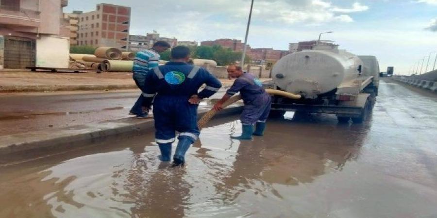 فرق الطوارئ تواصل انتشارها لرفع تراكمات مياه الأمطار بشوارع البحيرة - المصدر 7