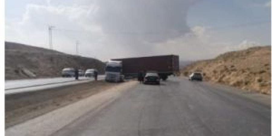 حادث تريلا "مُسبّعة" على طريق المفرق الزرقاء تسبب باعاقة حركة السير - المصدر 7