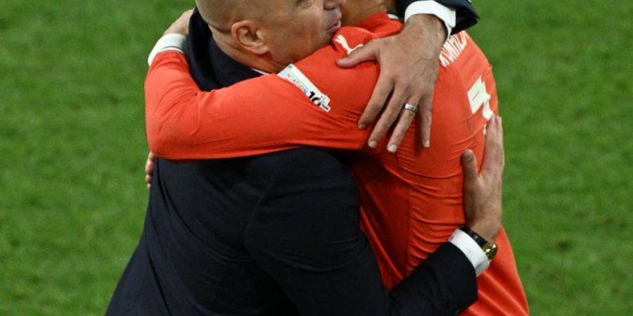 مدرب منتخب البرتغال يدافع عن كريستيانو رونالدو بعد الطرد أمام أيرلندا: شغفه الكبير سبب البطاقة الحمراء - المصدر 7