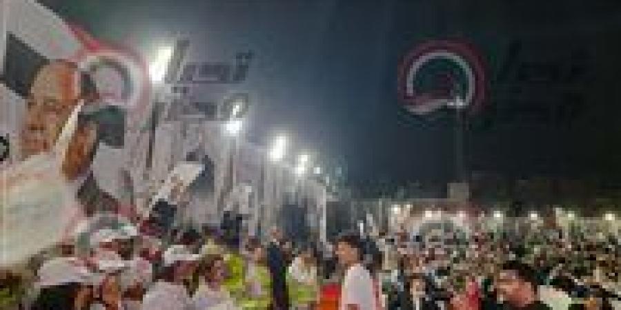 صور ولافتات الرئيس عبد الفتاح السيسي تزين مؤتمر الجبهة الوطنية في سمنود بالغربية دعما للقائمة بانتخابات النواب ٢٠٢٥... ومواطنون يهتفون :تحيا مصر - المصدر 7
