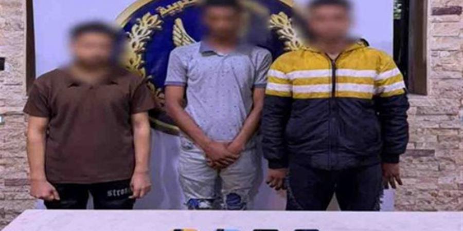 سقوط 3 عاطلين وسيدة لسرقة الهواتف والمشغولات الذهبية في القاهرة - المصدر 7