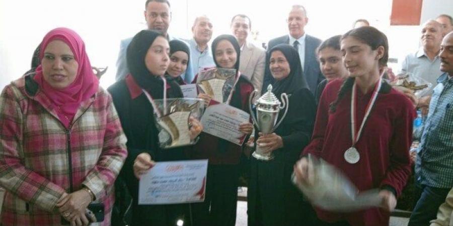 مدير تعليم أسيوط يكرم الفائزين بمسابقة أوائل الطلبة بمدارس القوصية - المصدر 7