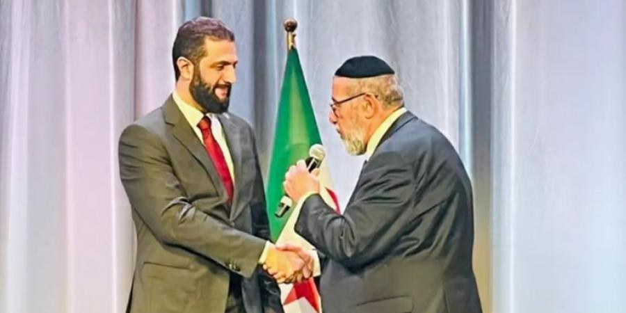 «مردداً كلمات باللغة العبرية».. حاخام اليهود السوريين يبارك الشرع في واشنطن|صور - المصدر 7