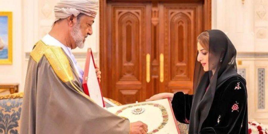 السلطان هيثم بن طارق يمنح السيدة الجليلة وسام الشرف الأعظم - المصدر 7